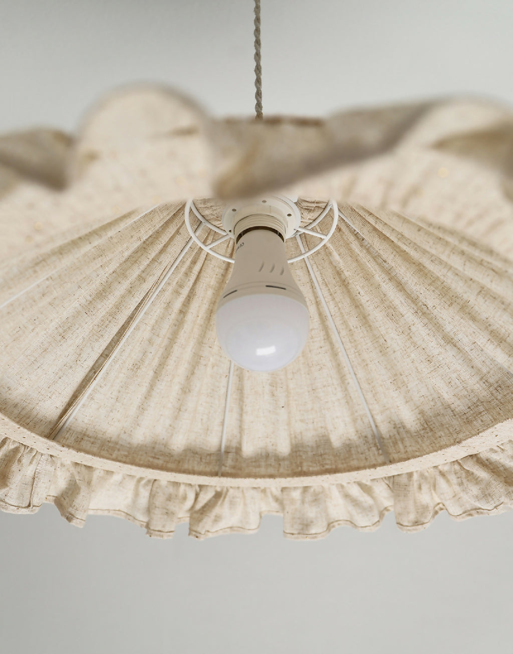 Plafonnier conique en lin et coton beige avec intérieur blanc et volant en bordure