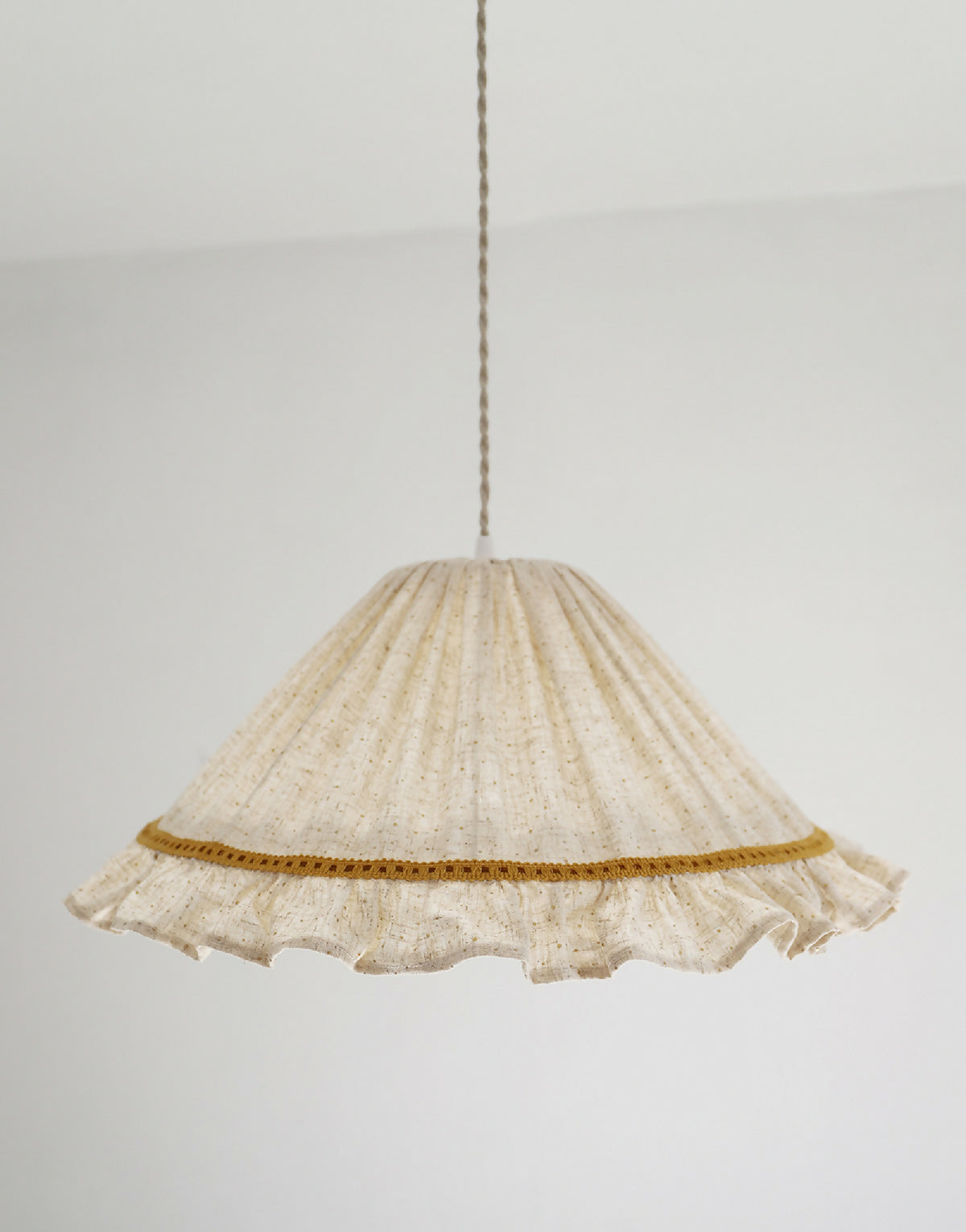 Suspension conique en lin et coton beige moucheté, volant froncé et liseré doré