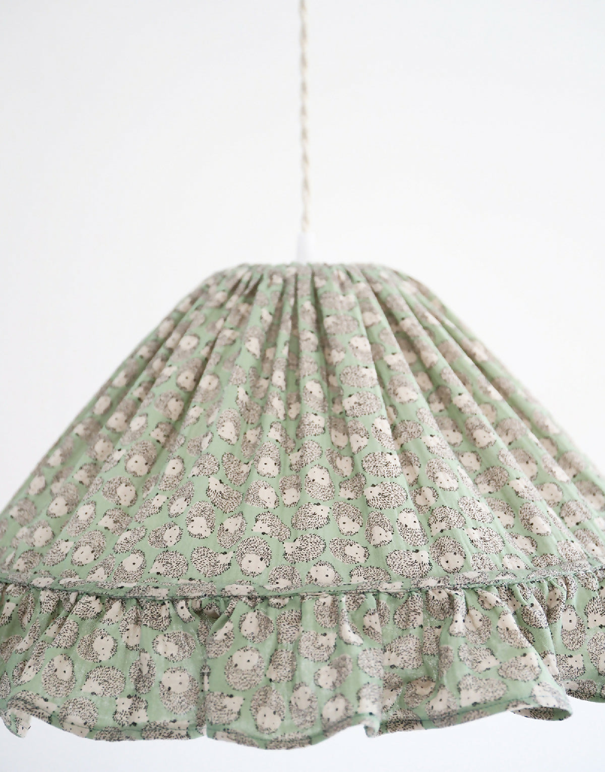 Suspension conique en tissu vert clair à motifs de petits hérissons, fronces régulières