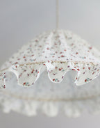 Abat-jour conique Emilia « tiny flowers » avec volant ondulé, motif fleurs