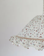 Suspension conique Emilia « tiny flowers » en tissu clair, volant à froufrous