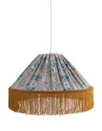 Suspension conique tissu bleu et motifs floraux, volant frangé doré, détail œillet