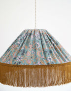 Suspension conique tissu imprimé bleu-vert avec franges dorées en bordure