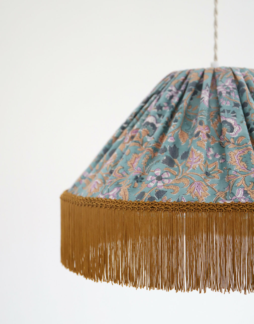 Suspension conique tissu imprimé bleu-vert, franges dorées au bas
