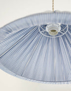 Suspension conique à fines rayures bleues, diffuseur rond au centre.
