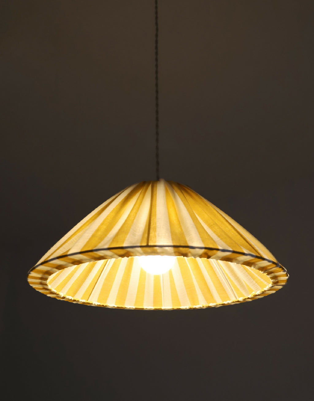 Suspension conique rayée jaune et blanche, abat-jour éclairé et câble de suspension