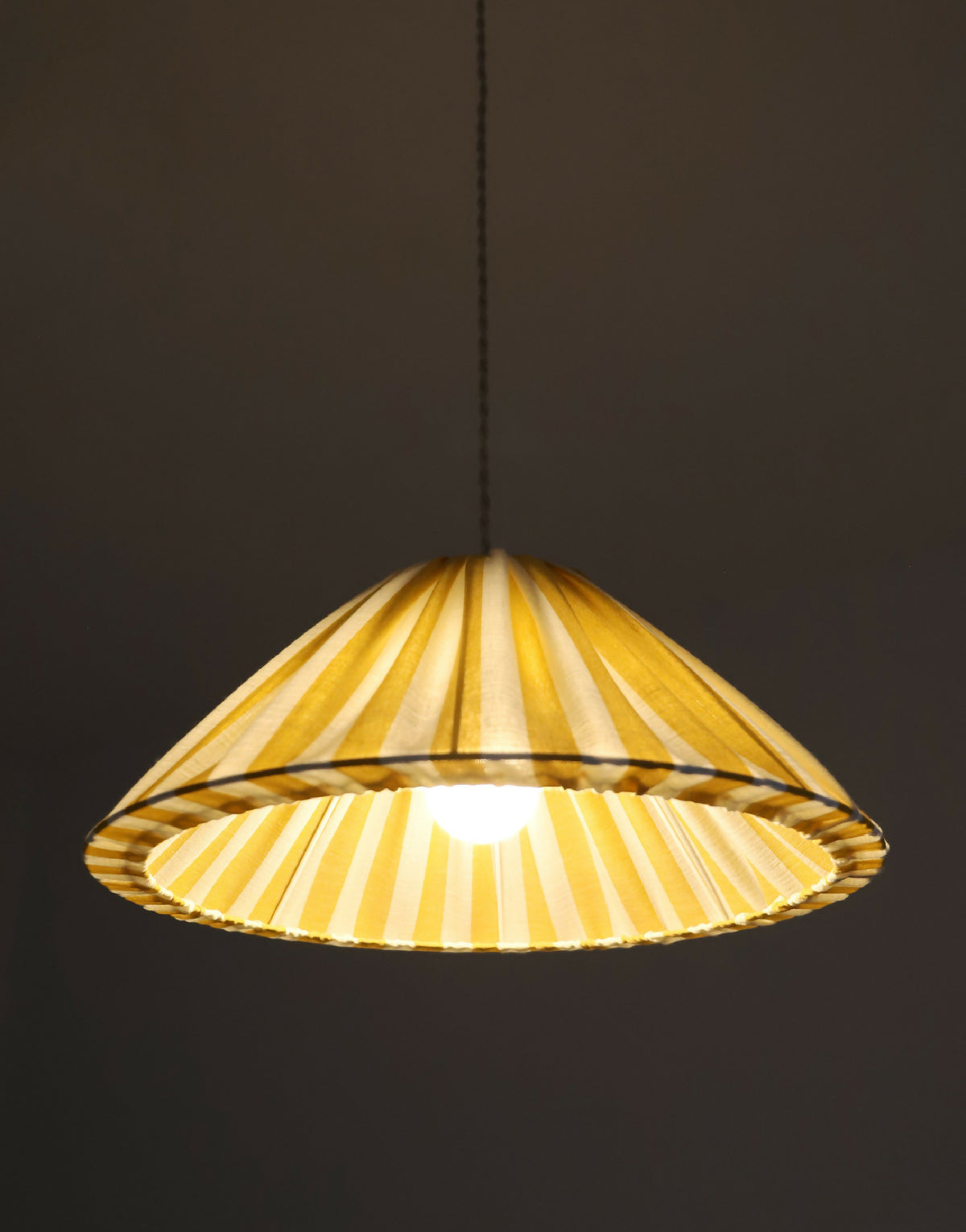 Suspension conique rayée jaune et blanche, abat-jour éclairé et câble de suspension