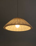 Suspension conique vichy beige et marron, petits carreaux, diffuseur clair au centre.