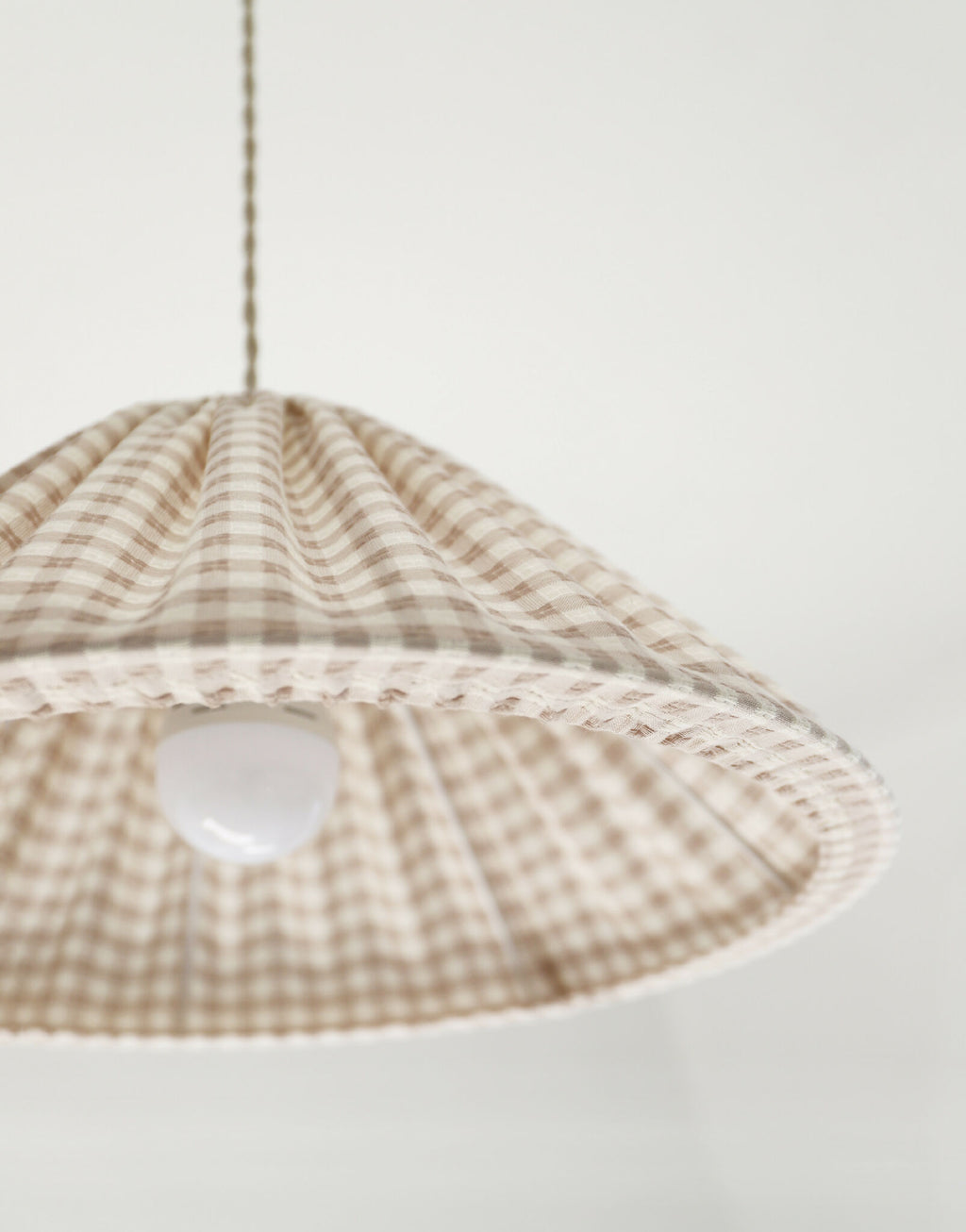 Suspension conique vichy beige clair, petits carreaux, vue latérale avec diffuseur.
