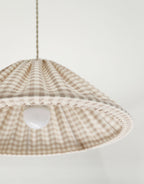 Suspension conique vichy beige clair, petits carreaux, vue latérale avec diffuseur.