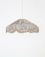 Abat-jour suspension festonné en tissu à fleurs, bordure arrondie et finitions beige.