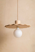 Suspension au diffuseur sphérique blanc, plateau en métal texturé finition sable clair.