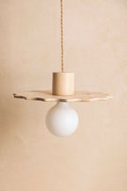 Suspension au diffuseur sphérique blanc, plateau irrégulier en métal finition sable.