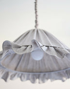 Suspension avec abat-jour plissé à volants gris à rayures, diffuseur central