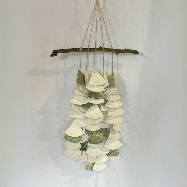 Décoration murale de clochettes en papier blanc et vert, suspendues par cordelettes