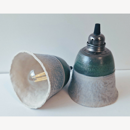 suspension en céramique colorée, gros plan