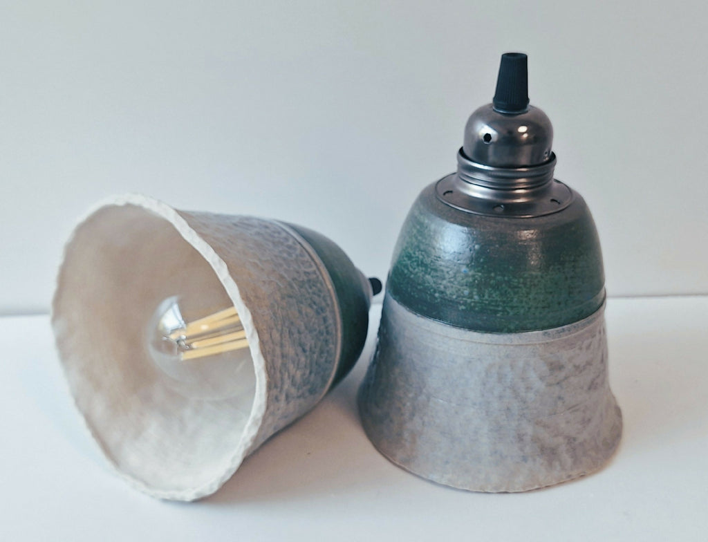 Abat-jour suspendu en céramique, gris et vert avec douille et câble.