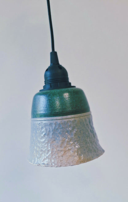 suspension en céramique colorée, plan milieu