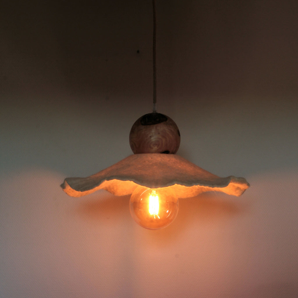 Suspension lumineuse avec ailes en feutre de laine et ampoule à filament, sphère bois.