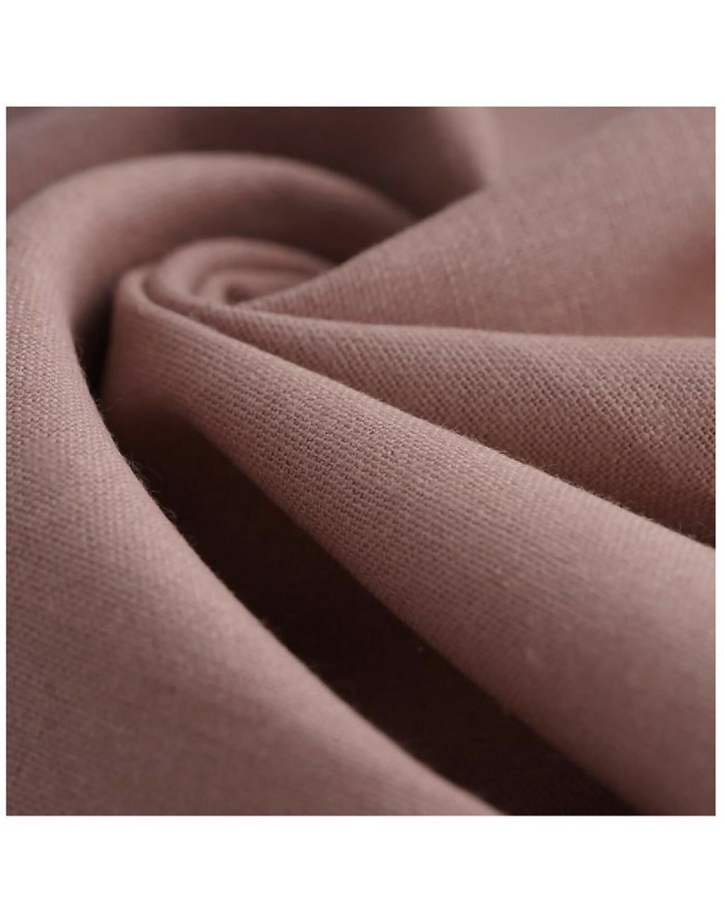 Tissu en lin beige rosé, texture tissée visible et plis sur la surface