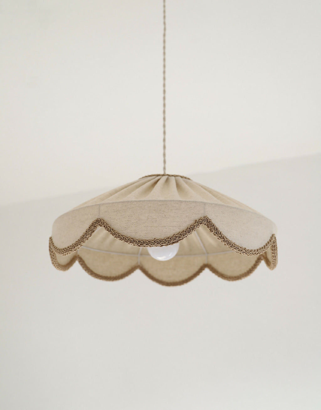 Suspension abat-jour beige festonné, motif de bordure en ruban brun