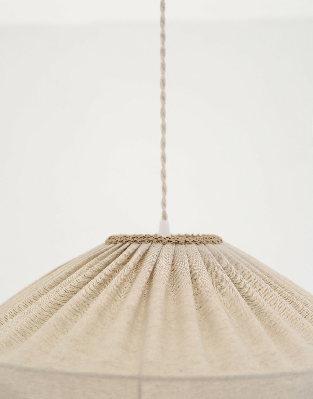 Dessus d’abat-jour suspendu en tissu beige, plis rayonnants et bord festonné