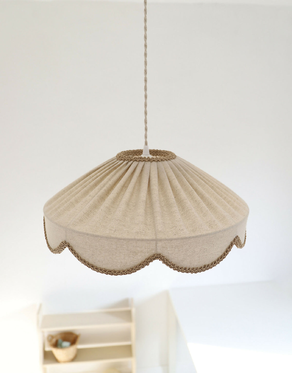 Suspension d’abat-jour en tissu beige, bord festonné et corde de suspension