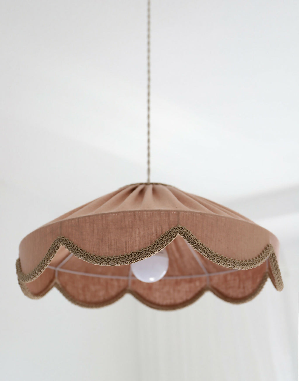 Abat-jour suspendu en lin beige rosé, bord festonné et cordon décoratif doré