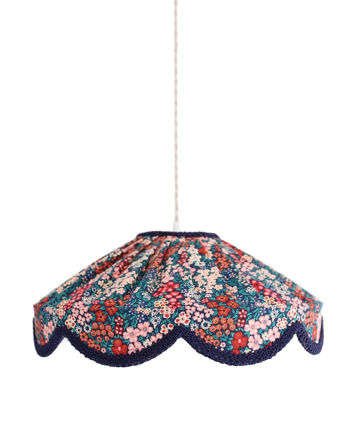 Suspension abat-jour festonné en tissu floral mille fleurs, bord bleu marine foncé.