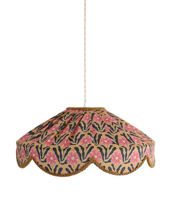 Abat-jour de suspension festonné en tissu floral Goa, bord doré, motifs roses et bleus.
