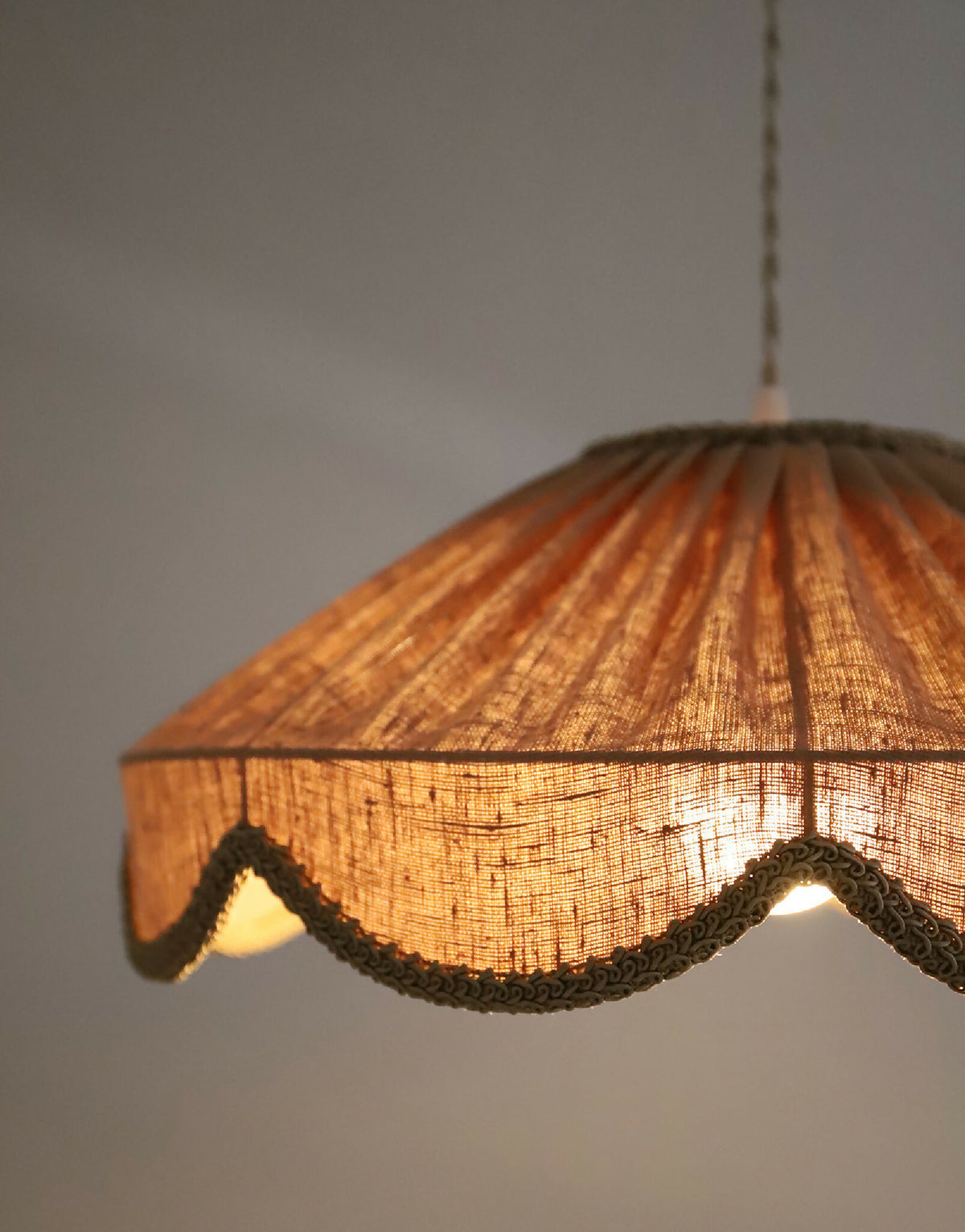 Abat-jour suspendu en lin brun orangé, texture tissée et cordon décoratif doré