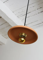 Suspension en terre cuite terracotta : abat-jour circulaire et diffuseur doré, plafond