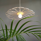 Suspension fleur 55 cm en métal beige, anneau ajouré et ampoule blanche allumée.