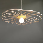 Suspension fleur 55 cm : motif ajouré en métal beige et ampoule blanche au centre.
