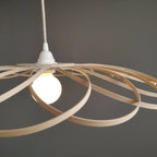 Suspension fleur en métal beige, vue de côté : branches incurvées et douille blanche.
