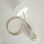 Suspension fleur : cordon tressé beige et douille blanche, connecteur de plafond.