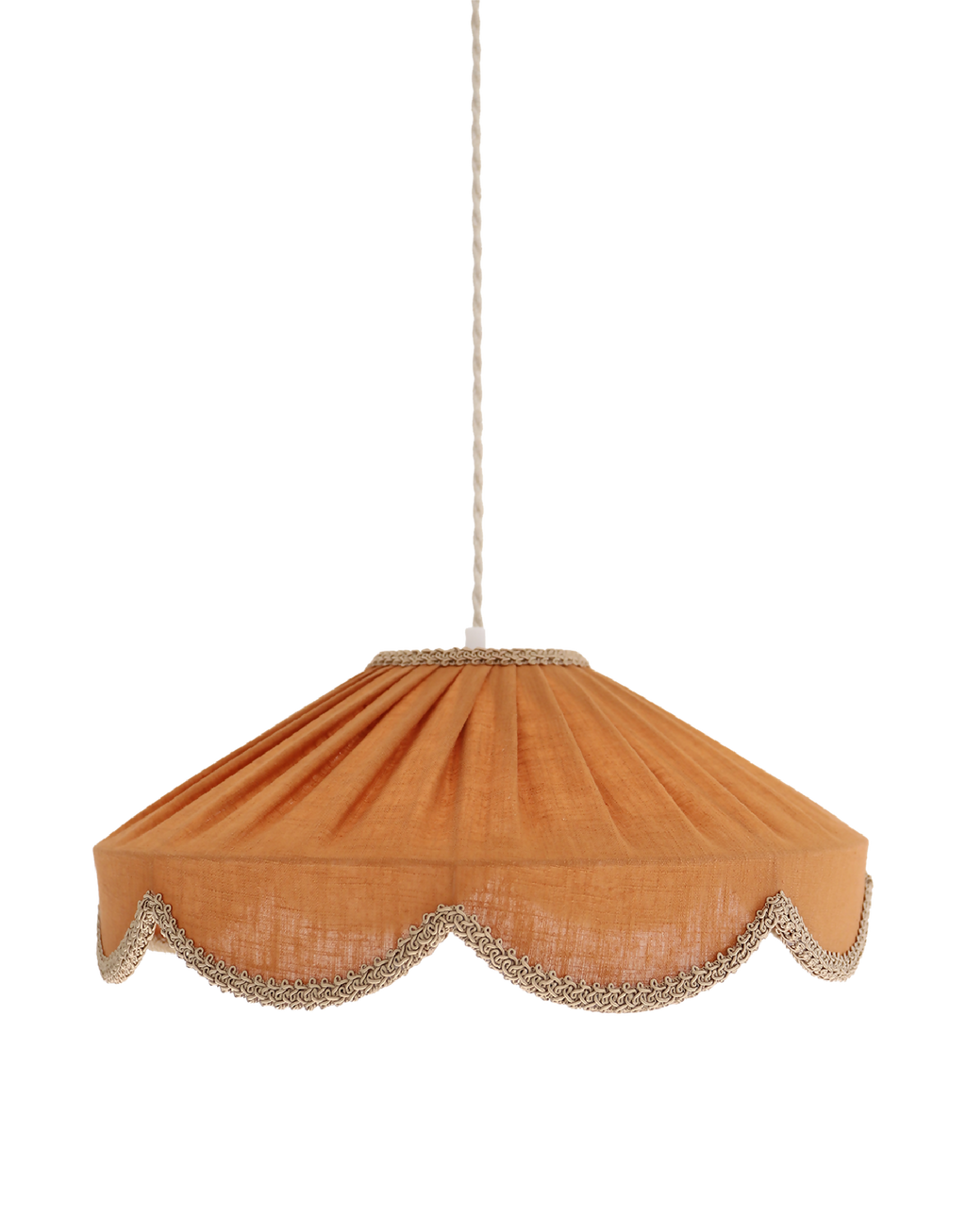 Abat-jour suspendu en tissu caramel, bord festonné et passementerie grise.