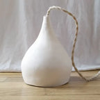 Suspension goutte en grès blanche, abat-jour en poire, câble en corde tressée beige