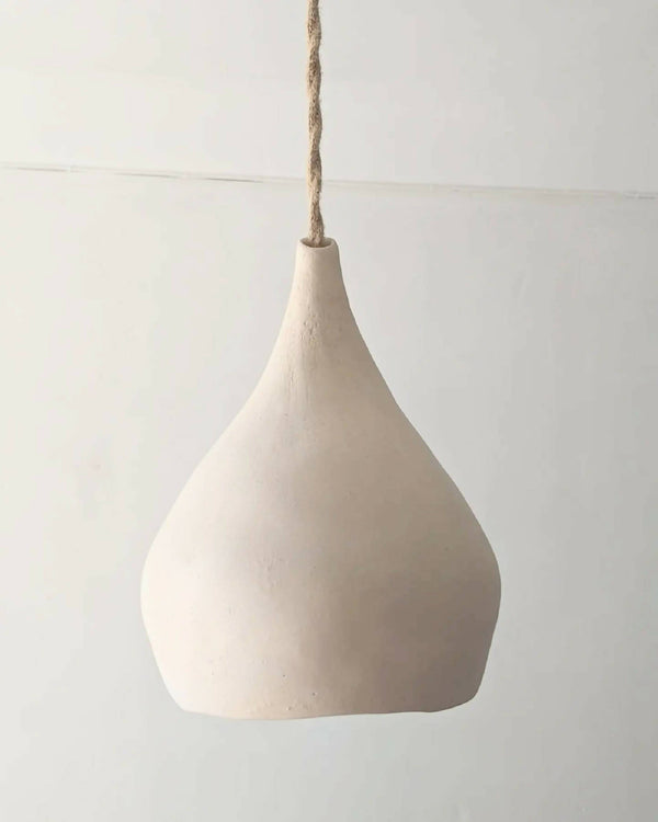 Abat-jour goutte en grès blanche, forme en poire, suspendu par câble en corde