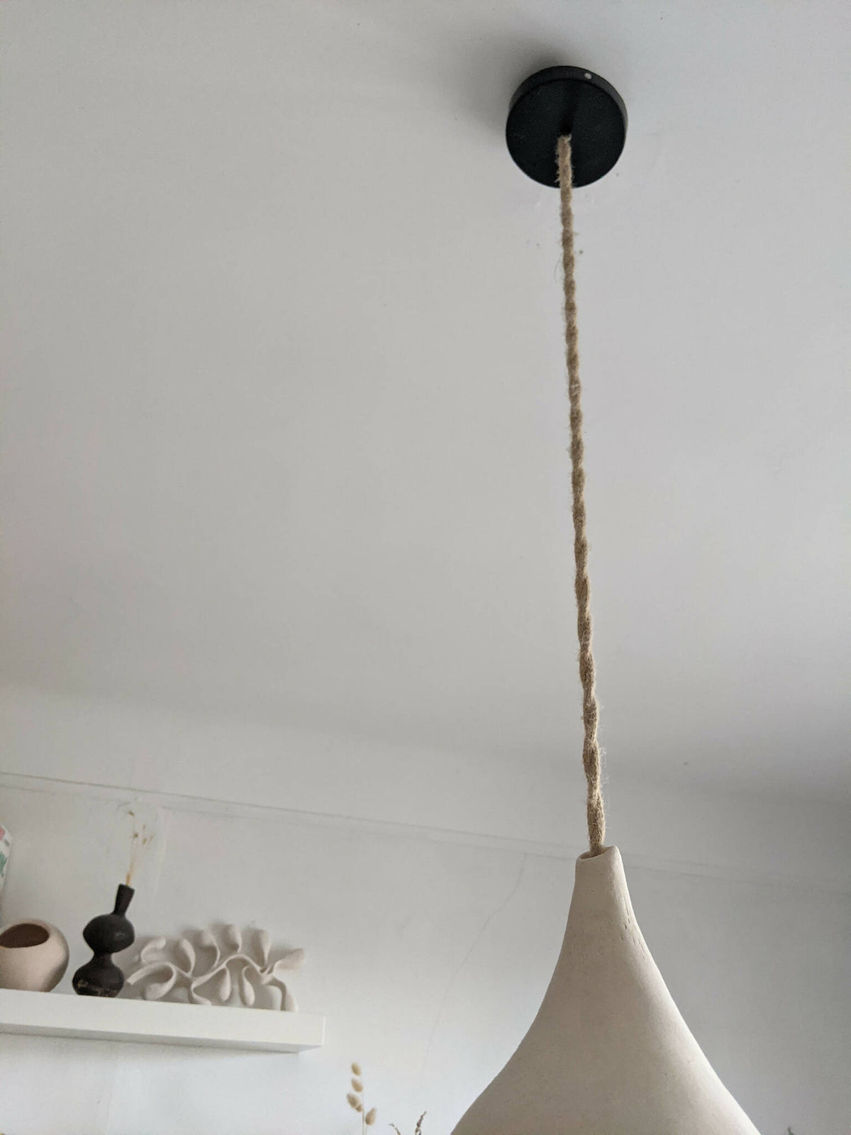 Suspension goutte en grès blanche à abat-jour conique, câble en corde textile beige