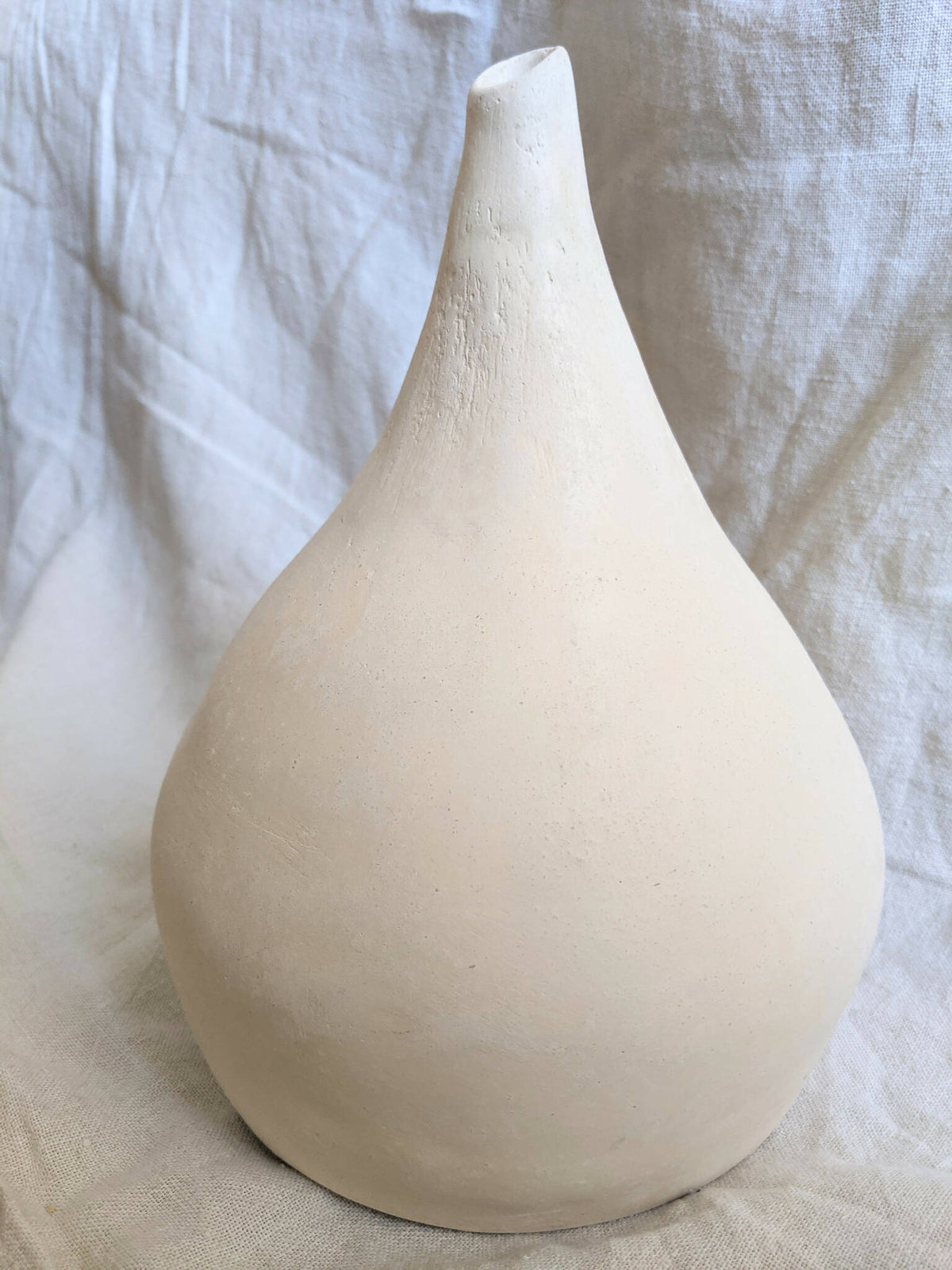 Lampe suspension goutte en grès blanche, silhouette en poire, finition mate
