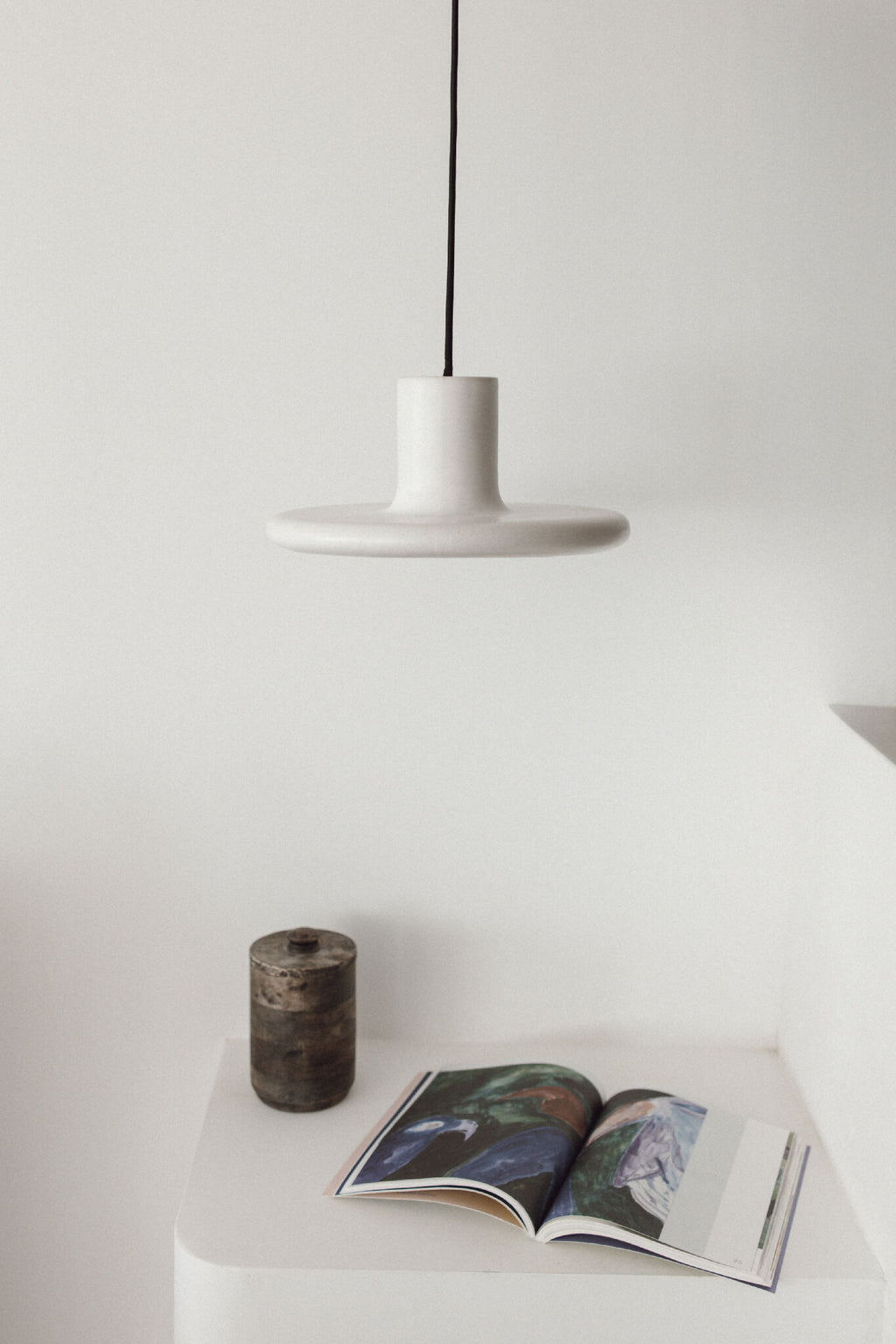 Suspension blanche mate compacte avec abat-jour disque, câble noir.