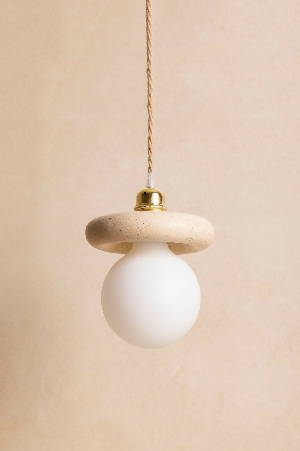 Suspension : abat-jour blanc moucheté, diffuseur blanc, capuchon laiton et câble torsadé