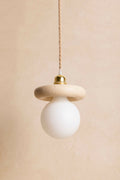 Suspension : abat-jour blanc moucheté, diffuseur blanc, capuchon laiton et câble torsadé