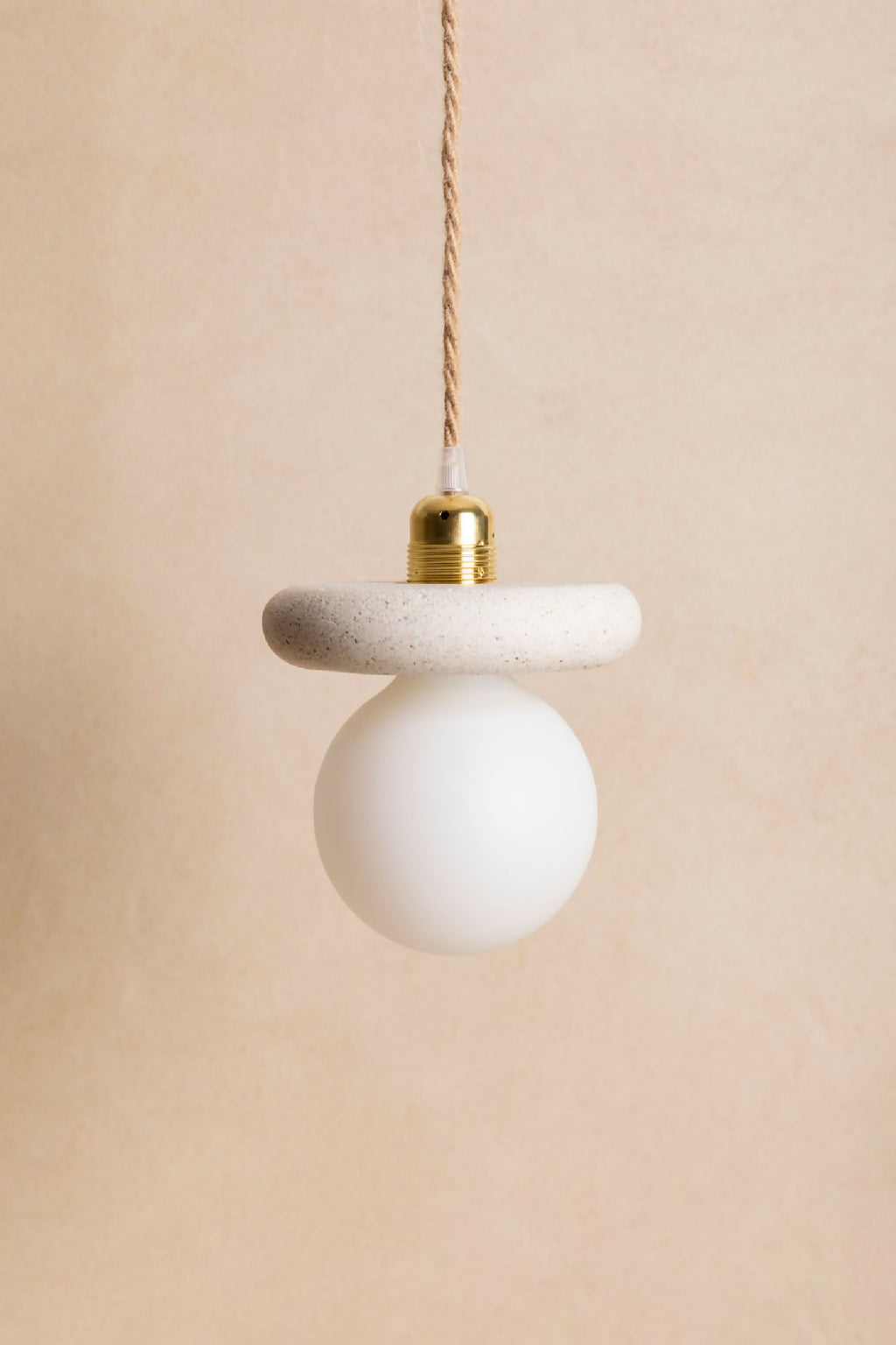 Suspension : abat-jour blanc, diffuseur sphérique, capuchon laiton et câble torsadé