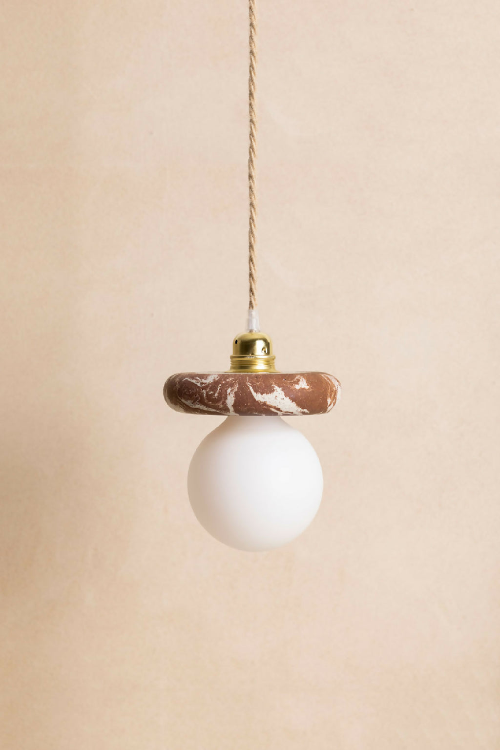 Suspension : abat-jour marron foncé texturé, diffuseur blanc, capuchon laiton et câble torsadé