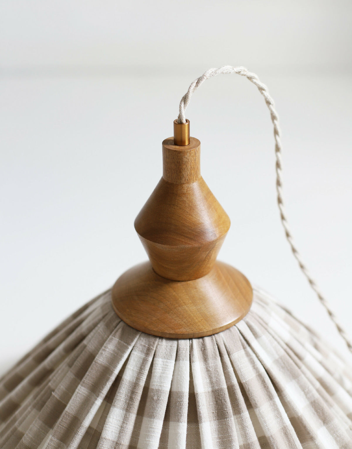 Abat-jour cloche en toile plissée à grands carreaux beige, base en bois