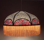 Suspension rétro ronde avec franges dorées et motifs japonais rouge, gris et crème.