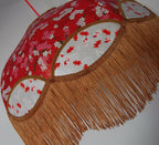 Suspension en papier japonais rouge à fleurs, franges dorées et panneaux blancs