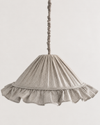 Suspension Emilia en tissu à fines rayures olive et blanches, volant plissé main, fabriquée en France par Hautlalampe